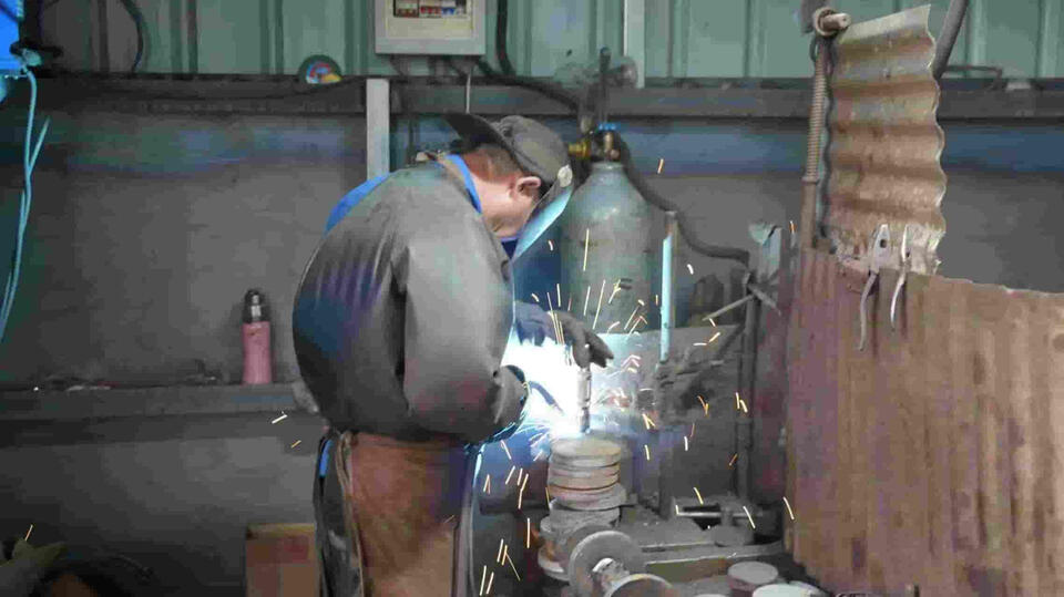 Heavy duty precision machining and welding workshop for dumbbells and barbells
